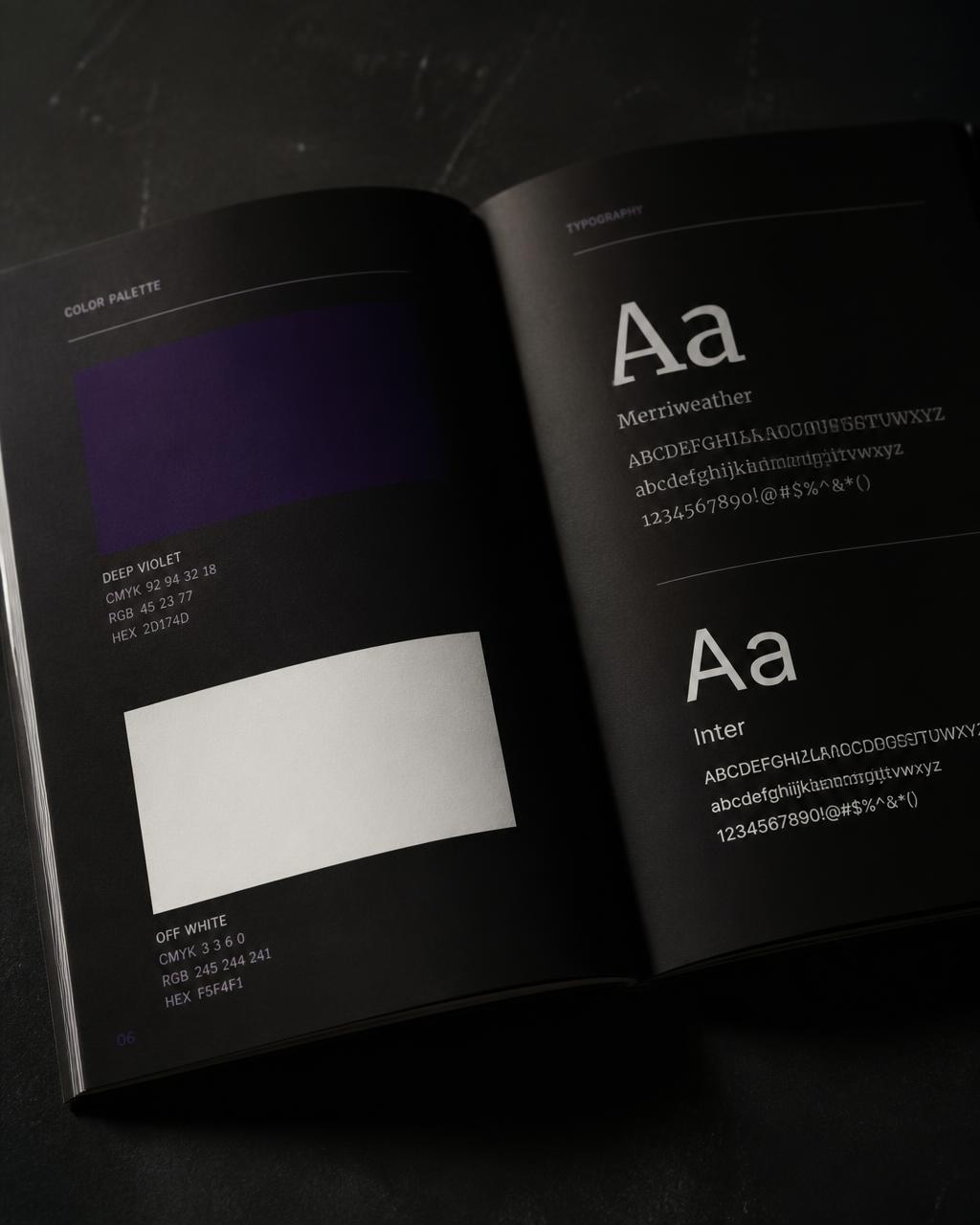 Manual de marca aberto mostrando paleta de cores e tipografia