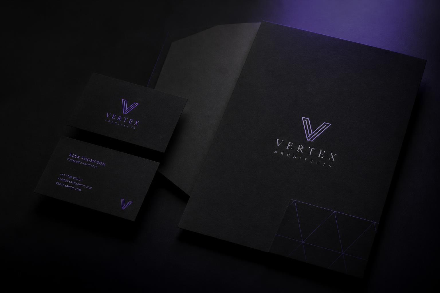 Papelaria de marca em preto fosco com logomarca aplicada em violeta